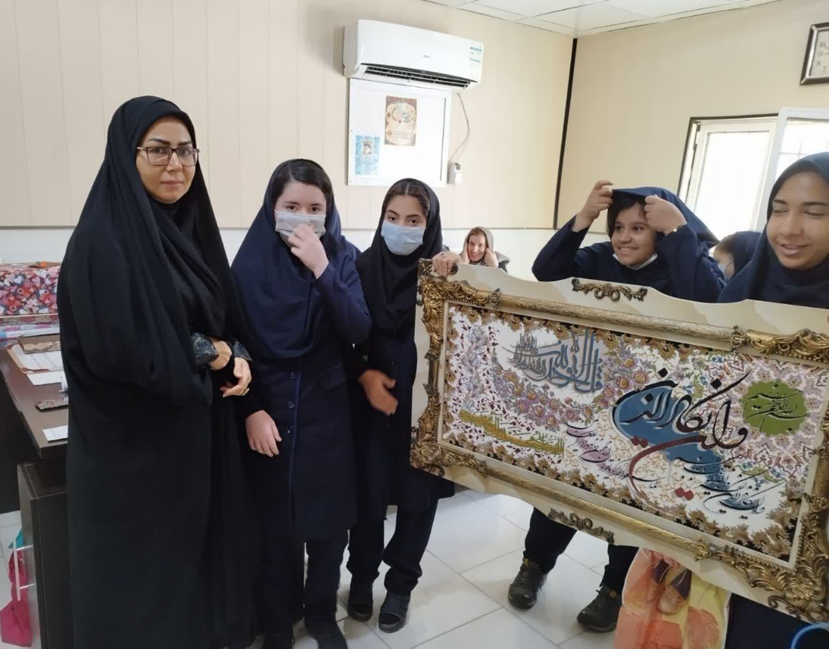 تجلیل دانش آموزان از موسس دبیرستان